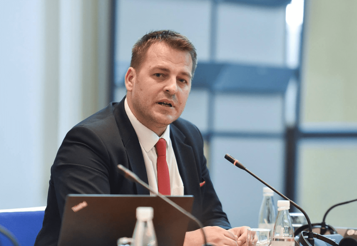 Muja: Ndalohet përzierja e qumështit me pluhur apo vaj palme