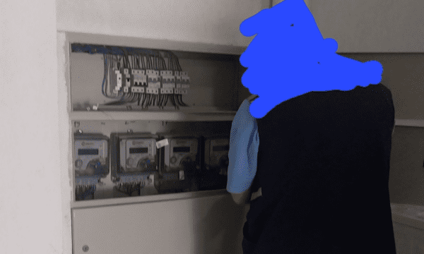 Miftaraj i IKD-së fotografon punëtorët e KEDS-it duke ia ndërruar orën e rrymës: Po punojnë të shtunave, s’na njoftuan fare