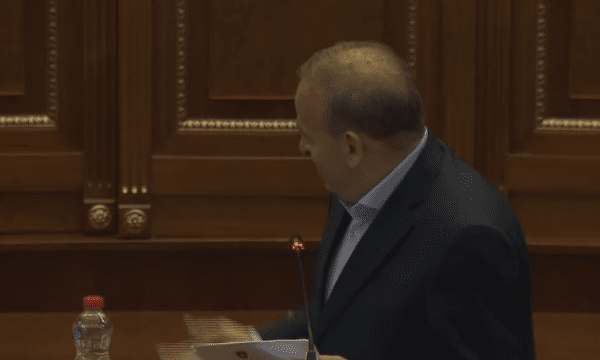 Deputeti i PDK-së e ngacmon Kurtin: S’jeni bërë të gjallë për Bordin e Paqes, ndoshta që e sponzorizoi Osmani