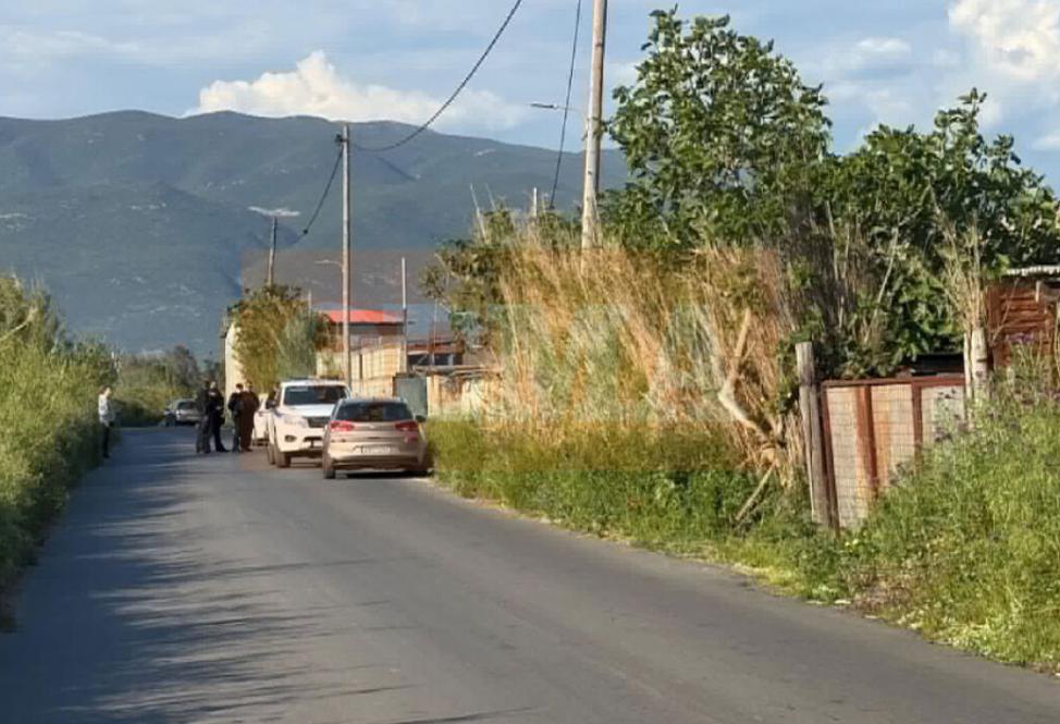 E rëndë: Vritet me plumb në kokë shqiptari në Greqi – gjendet në një stallë lopësh