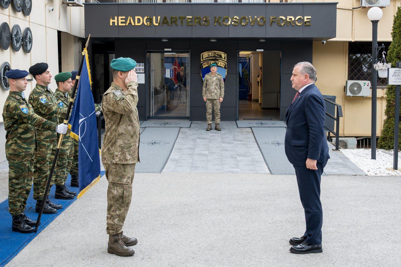 Ulutas pret në takim ministrin turk të sportit, KFOR: U diskutua për prioritetet e misionit për të ardhmen