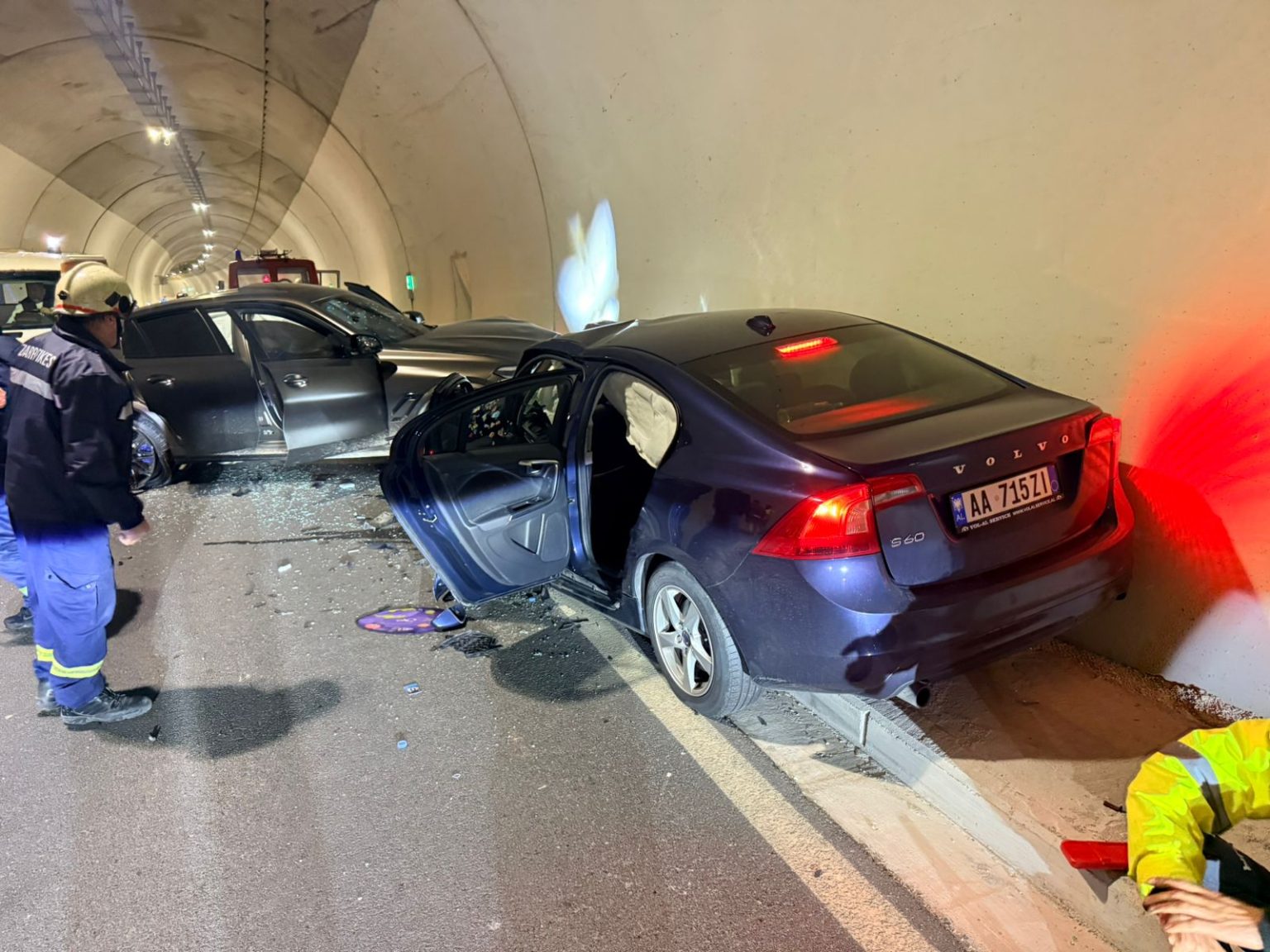 Aksident mes dy veturave në tunelin e Llogarasë, lëndohen disa persona – bllokohet qarkullimi