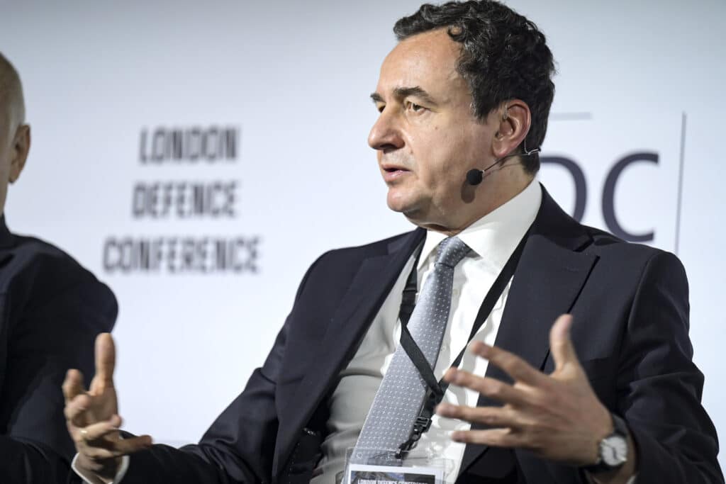 Kurti në Londër: S’ka vend për relaksim pasi Serbia ka vënë 48 baza ushtarake përreth kufirit me Kosovën