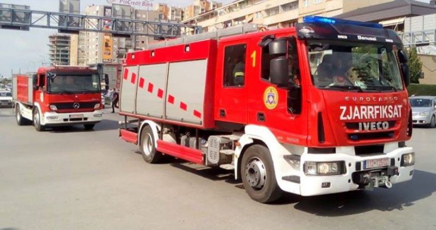 Zjarr në ballkonin e një banese në Prishtinë