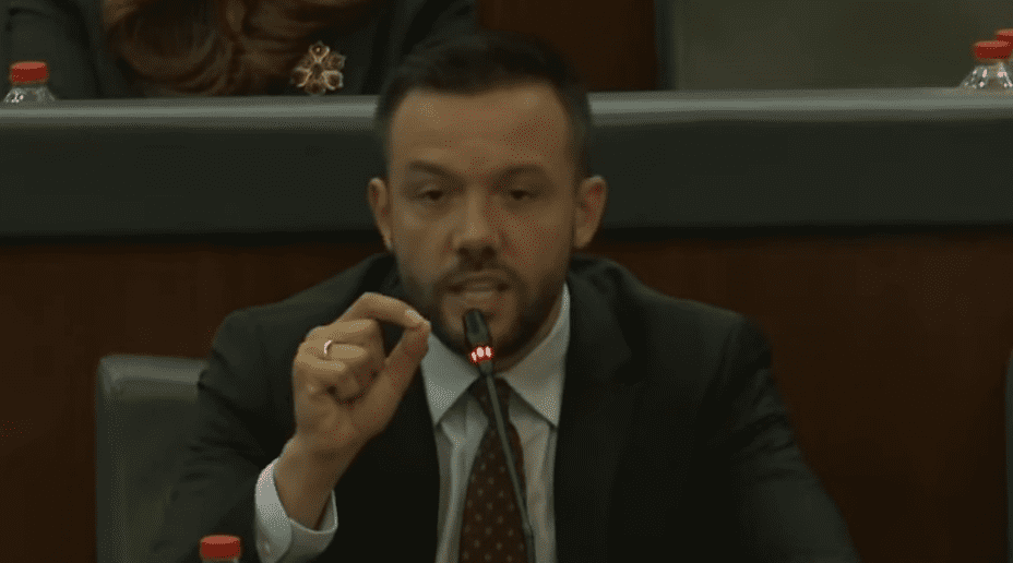 Tahiri i drejtohet VV-së: Ju kanë kap të dridhurat, se e keni ni erën që po vjen Hashim Thaçi