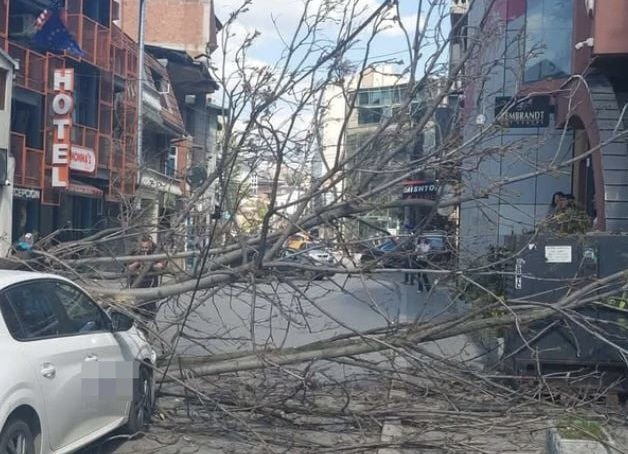 Lisi bie mbi dy vetura në lagjen “4 Llullat”, shkakton vetëm dëme materiale pa të lënduar