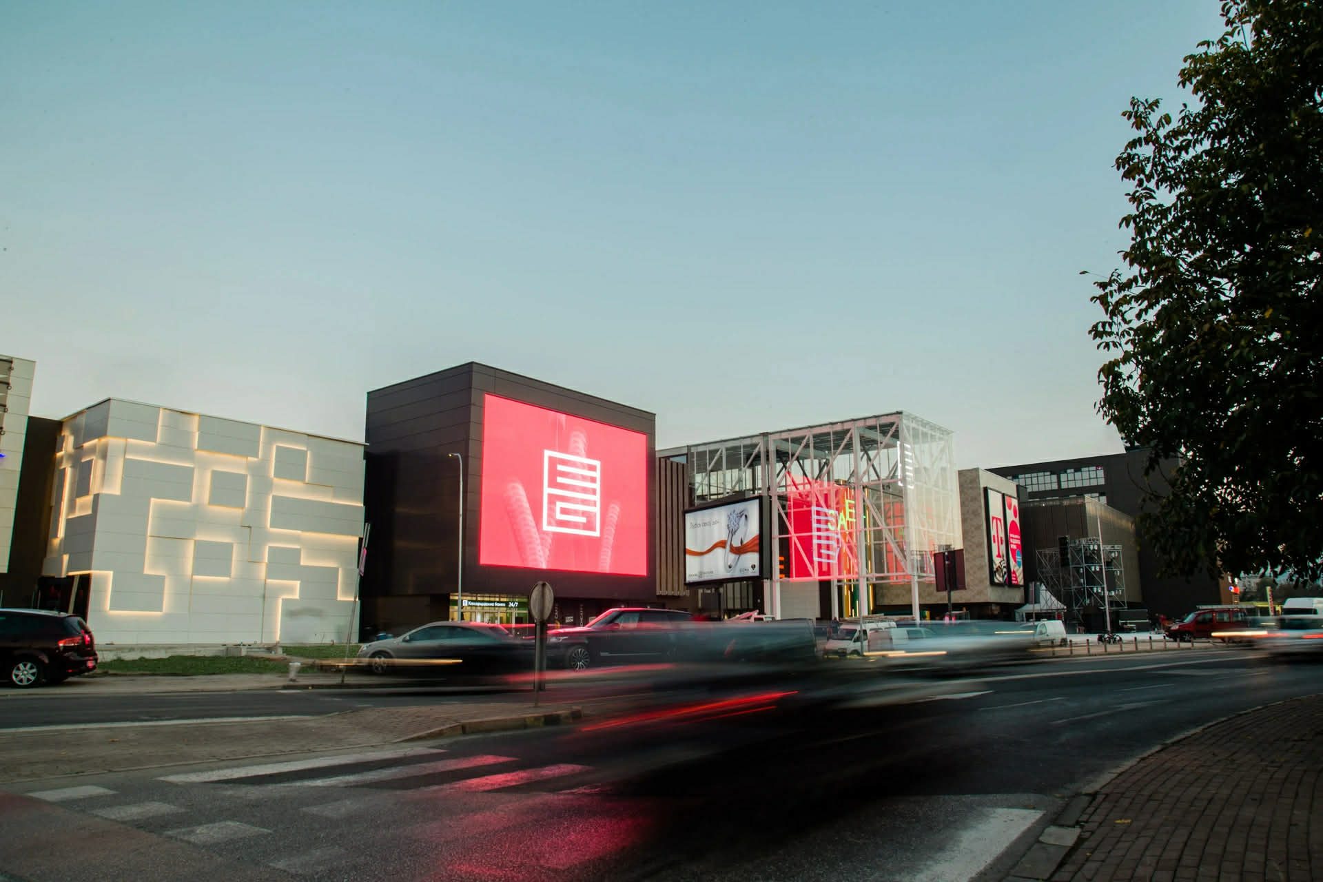 Alarm për bombë në një qendër tregtare në Shkup, evakuohen qytetarët