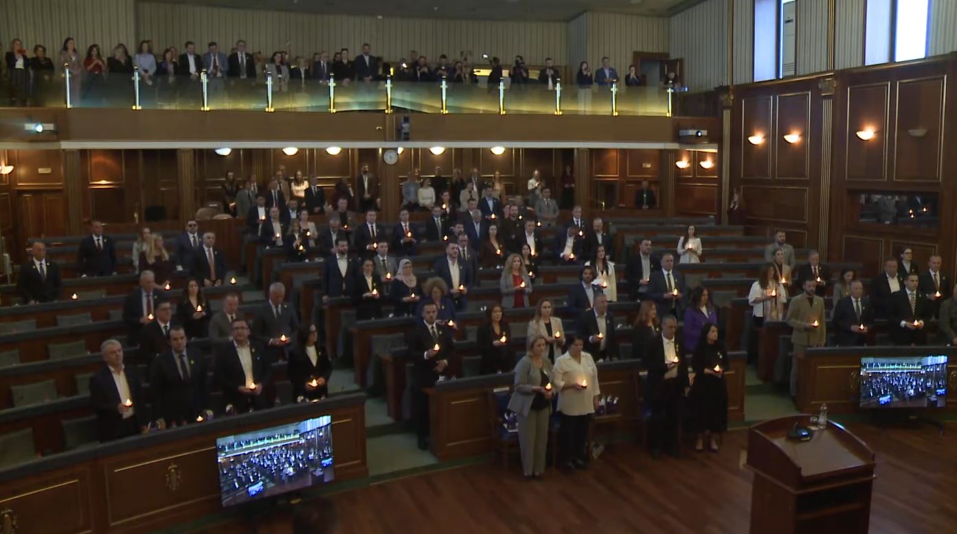 Deputetët ndezin qirinj për të mbijetuarit e dhunës seksuale të luftës