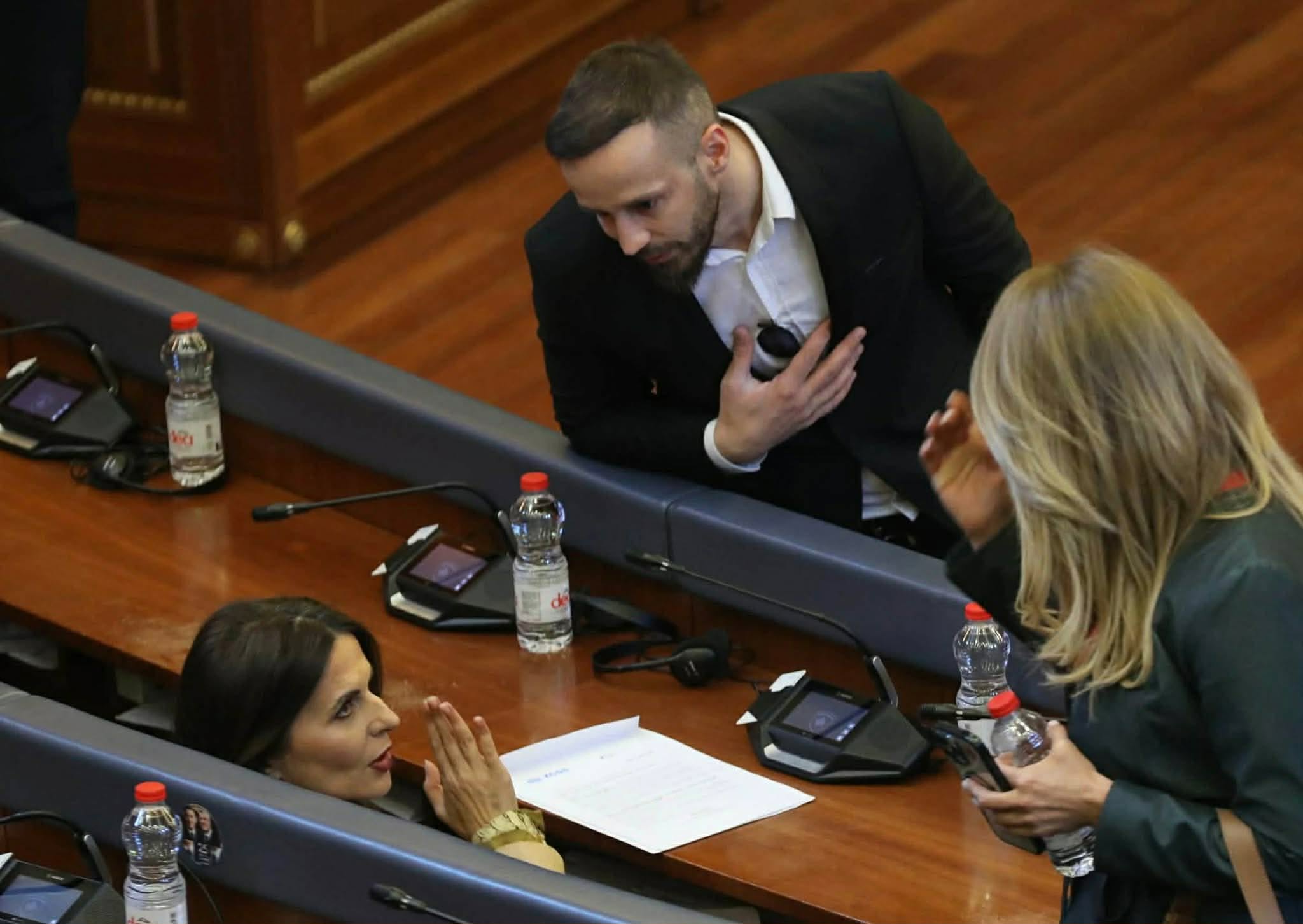 Fatos Geci tenton t’i flasë Vlora Çitakut, ajo e injoron