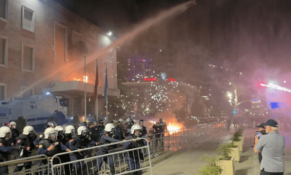 Protesta antiqeveritare në Shqipëri me përleshje e gaz lotsjellës – çfarë ndodhi mbrëmë në Tiranë