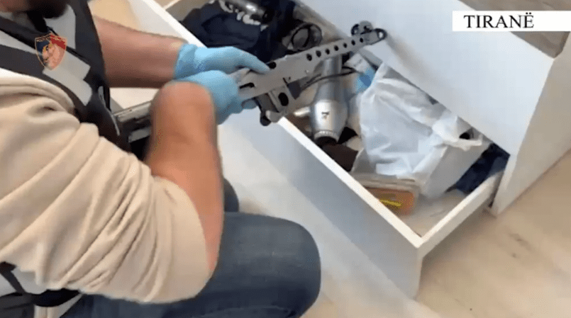 Zbulohet baza e armatimit që furnizonte grupet kriminale në Shqipëri