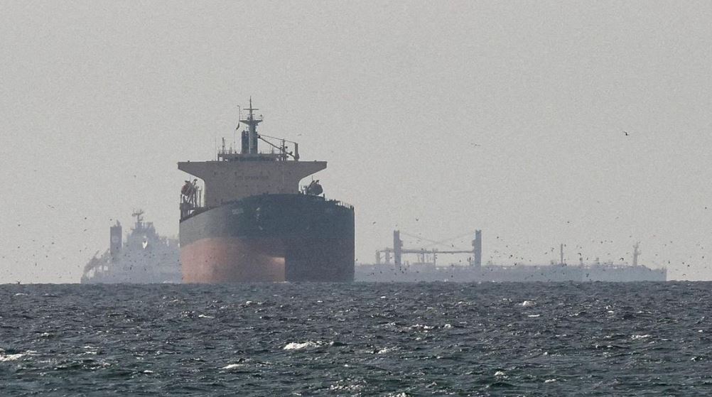 Dy transportues të mëdhenj kalojnë Ngushticën e Hormuzit