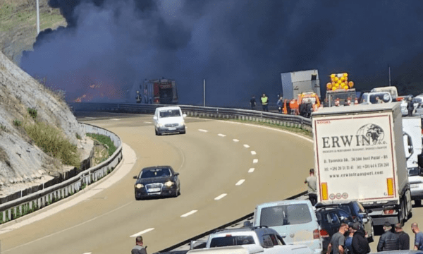 Policia jep detaje për kamionin që u dogj në autostradën “Ibrahim Rugova”