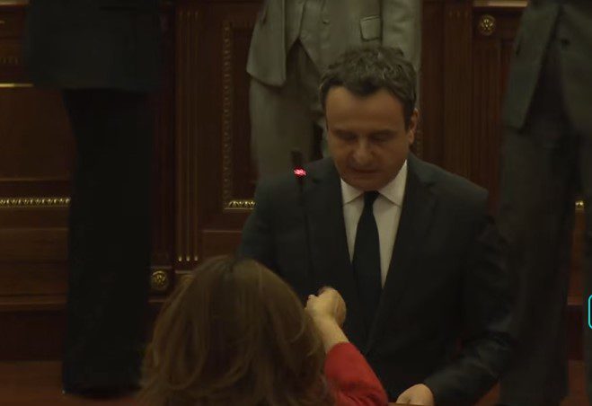 Ganimete Musliu ia kap mikrofonin Albin Kurtit, nuk e lejon ta vazhdojë fjalën në foltore