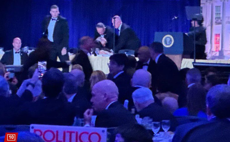 Të shtëna armësh në darkën e korrespondentëve të Shtëpisë së Bardhë, evakuohet Donald Trump