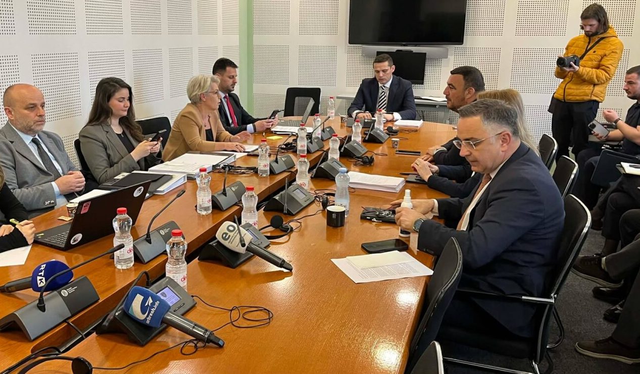 “Qe çfarë kryetari të respekushëm kemi” – Ministrja Gërvalla dhe Gruda i PDK-së shtrëngojnë duart