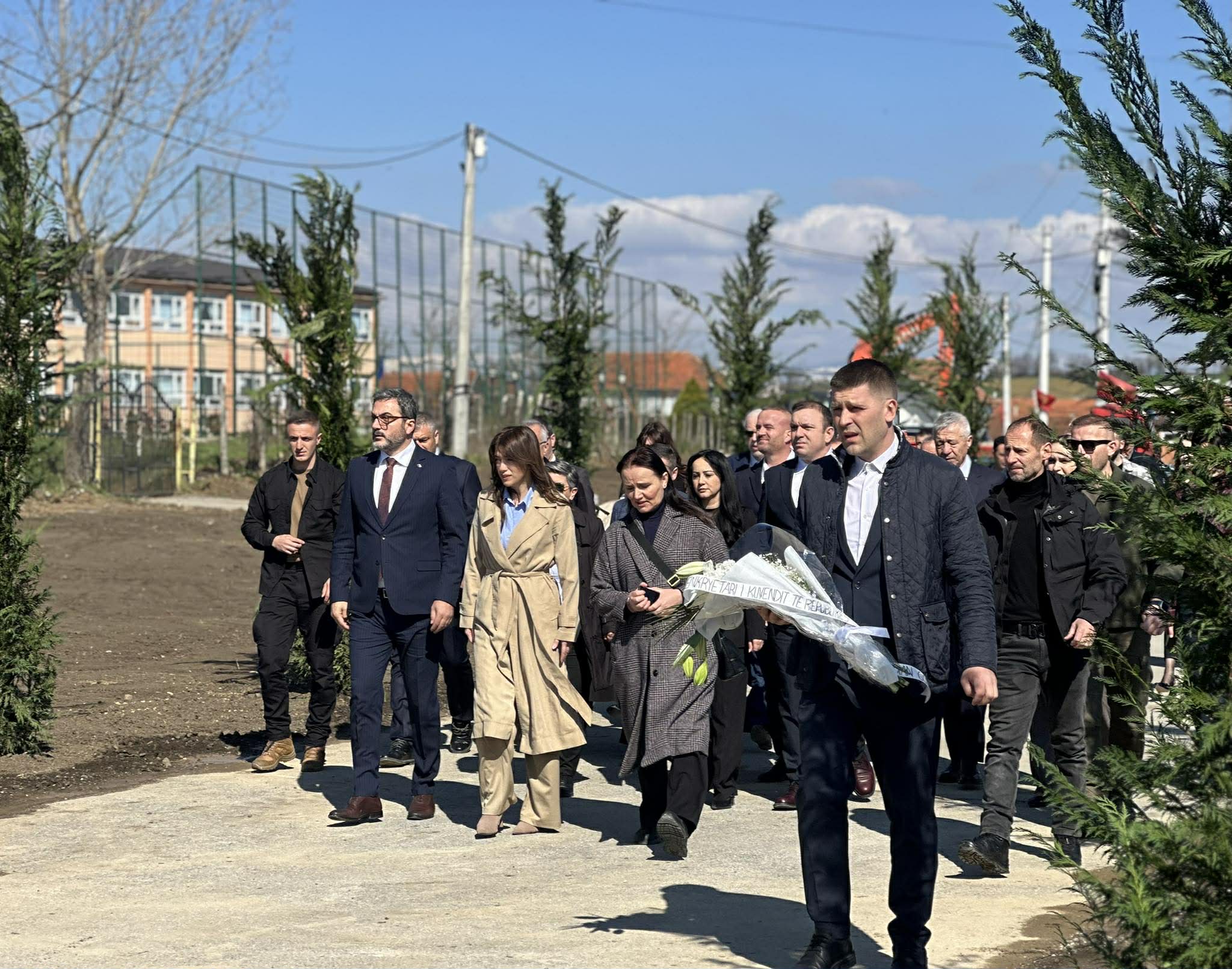 Haxhiu bën homazhe në Rezallë: Krimet e Serbisë nuk do të harrohen kurrë