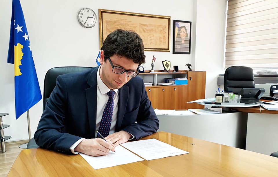 Murati nënshkruan Udhëzimin Administrativ për arkat fiskale digjitale: Kosto më e ulët për bizneset