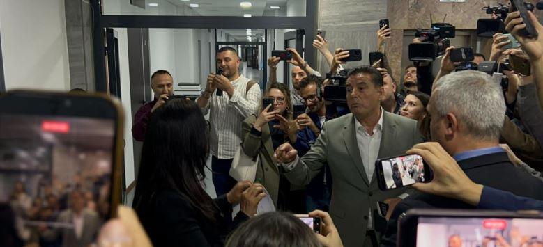 Bahtiri i ndërpret konferencën Jehona Lushakut: Po flas në emër të VV-së, sillni emrin dhe nënshkrimet