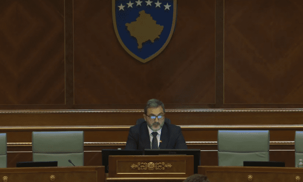 Gola i vetëm në Kuvend si nënkryetar: S’është fer të tërhiqen paralele mes Vetëvendosjes dhe Listës Serbe