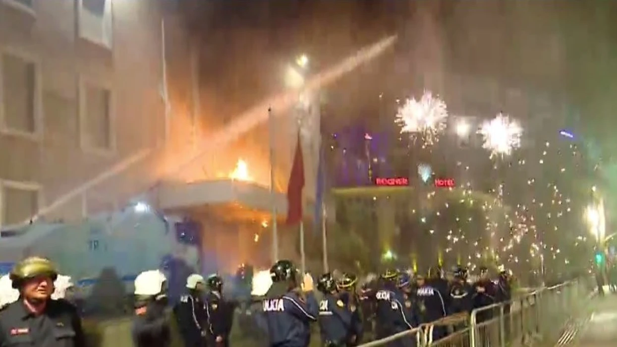 Tensione të forta në protestën e PD-së, hidhen mjete piroteknike pranë Kryeministrisë