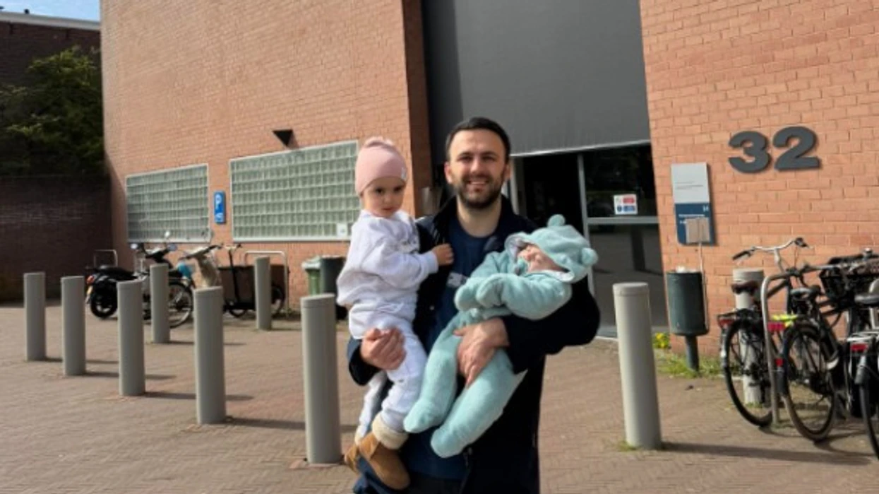 Djali i Jakup Krasniqit shkon në Hagë me dy fëmijët e tij