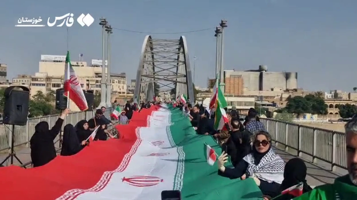 Kërcënimi i Trumpit/ Urat dhe centralet energjetike mbushen me njerëz në Iran