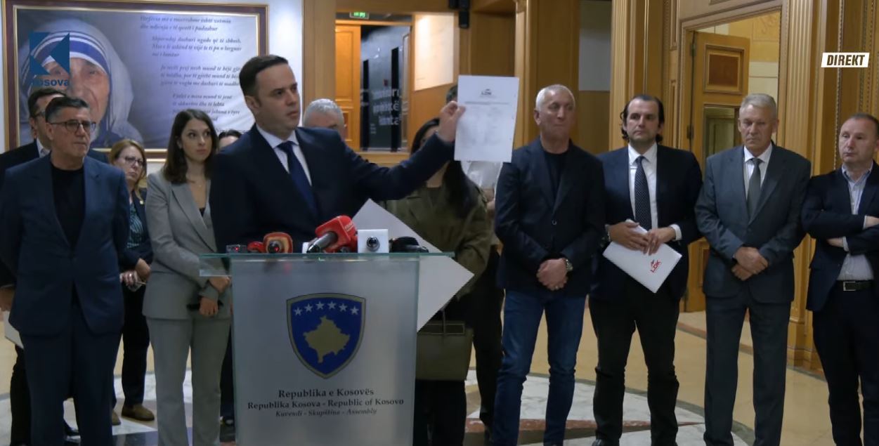 Abdixhiku shfaq 15 nënshkrimet e LDK-së për kandidatin për president të propozuar nga partia e tij