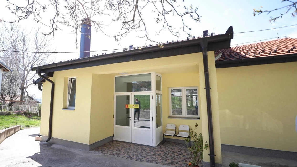 Mbyllja e ambulancave të strukturave paralele serbe në Skënderaj, shkeljet i raportoi një qytetar serb