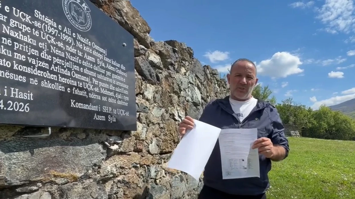 Hiqet pllaka e vendosur nga Azem Syla në shtëpinë e Heroit Mehmet Osmanaj