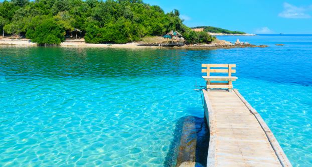 “Sikur Greqia, por më lirë” – BBC me artikull për bregdetin e Shqipërisë