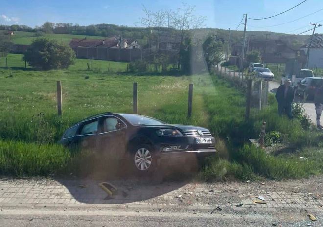 Aksident trafiku në Klinë, përfshihet një kamionetë dhe një veturë