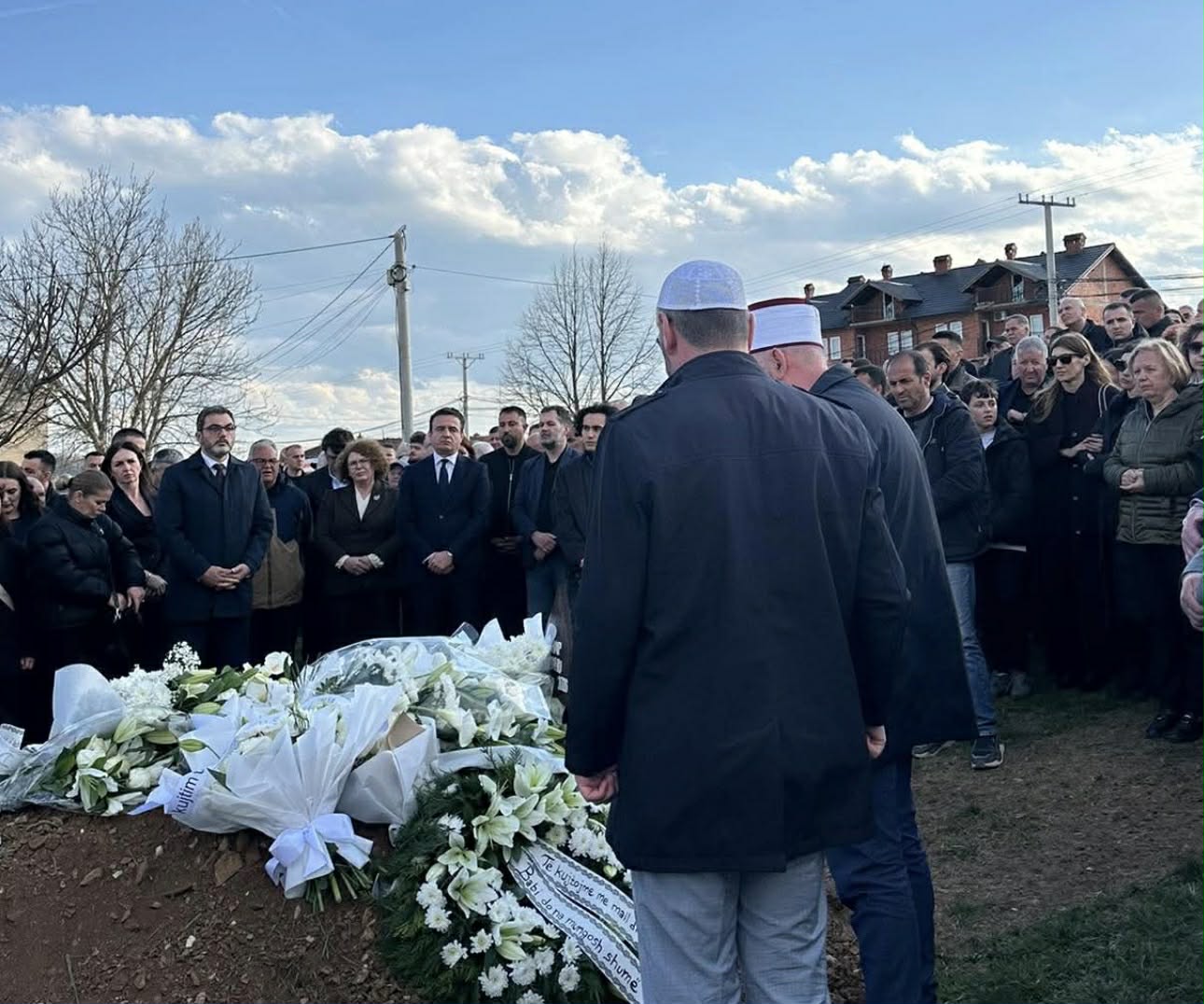 Kurti bashkë me deputetë e ministra të VV-së të pranishëm në varrimin e babait të presidentes