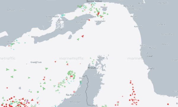 Pak orë pas armëpushim SHBA–Iran, shfaqen pak lëvizje në Ngushticën e Hormuzit