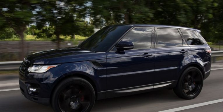 Nga 1 prilli xhamat e zinj në vetura lejohen në Kosovë, por cila është procedura?