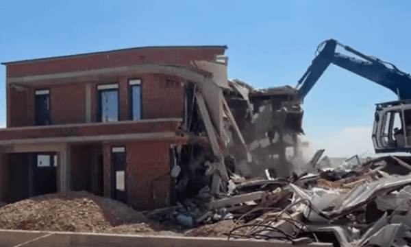 Rama publikon pamje të bagerëve duke rrënuar shtëpi pa leje në Hajvali