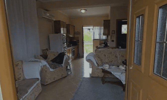 Fier: Hajni gjendet i vdekur brenda shtëpisë ku hyri për të vjedhur, i ngeci trupi në dritare