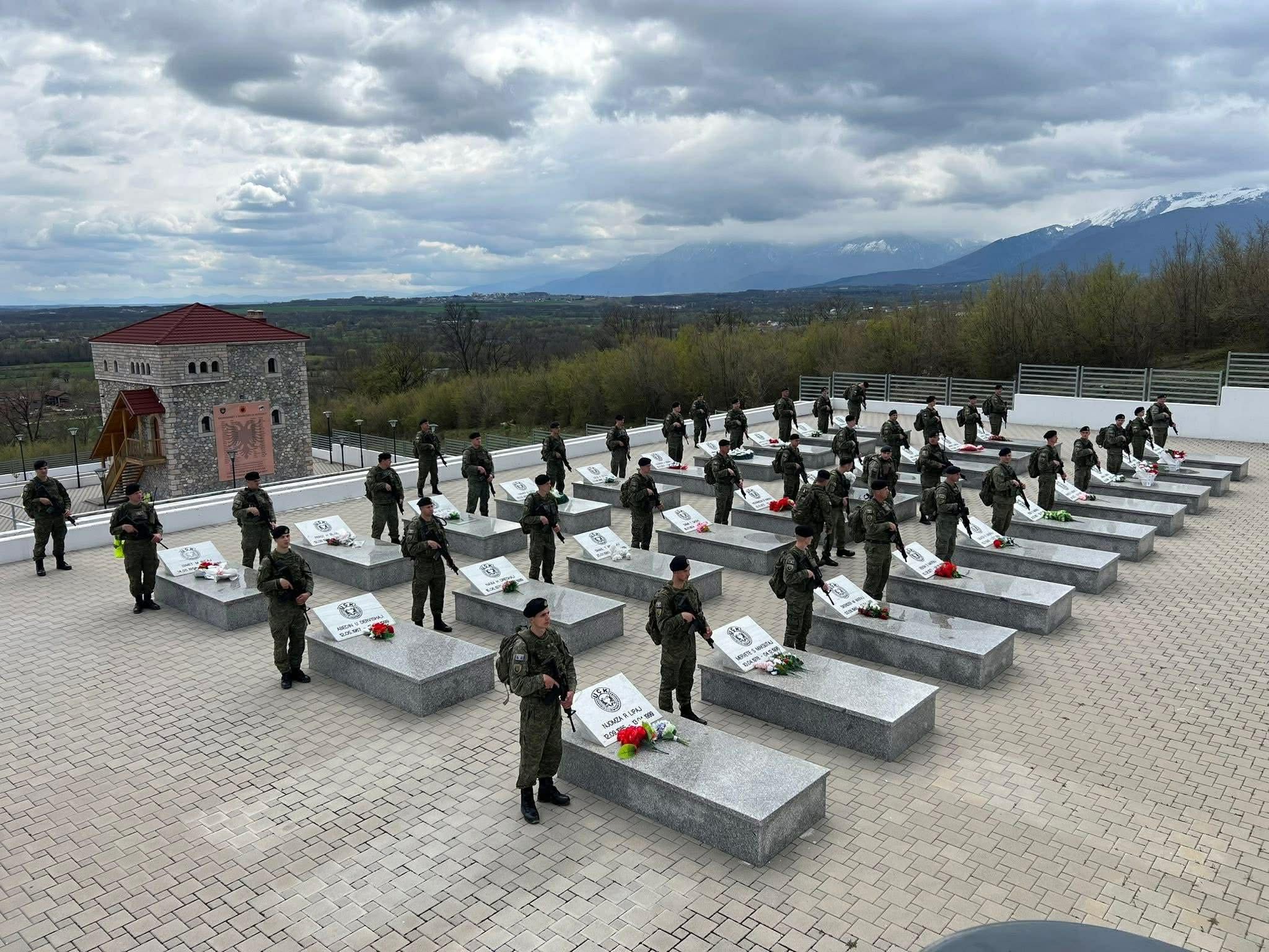 Pas stërvitjes, ushtarakët e FSK-së nderojnë dëshmorët e Istogut tek memoriali