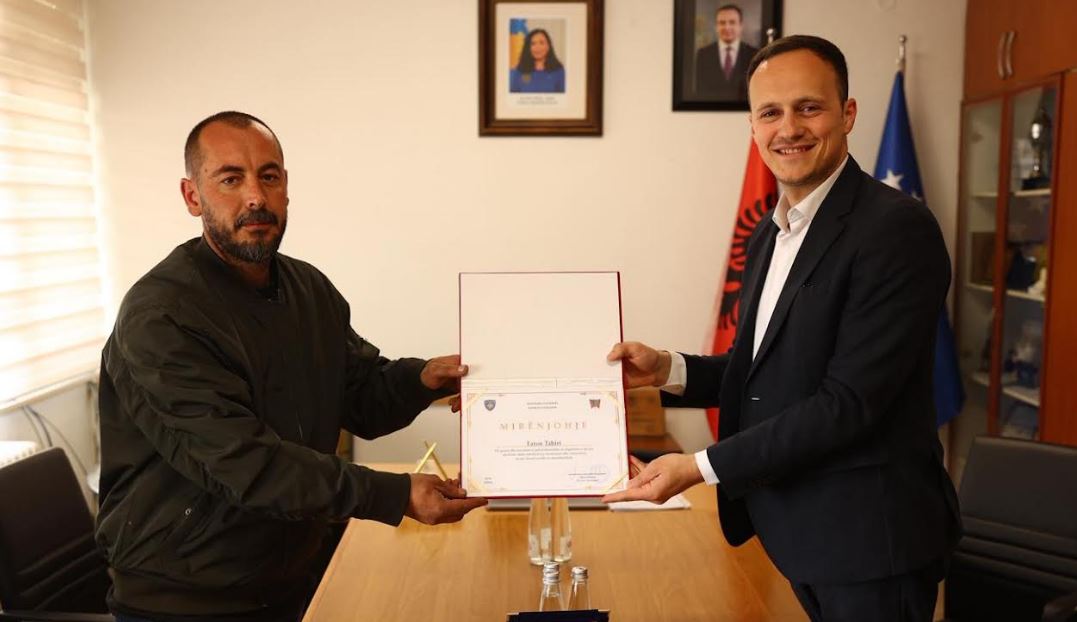 Alban Hyseni ndan mirënjohje për qytetarin që e shpëtoi gruan shtatzënë që u aksidentua në Liqenin e Livoqit