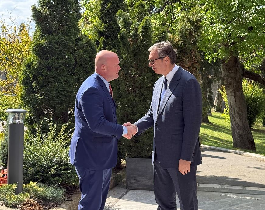 Ambasada amerikane pas takimit të Whitaker me Vuçiqin – Siguria varet nga zgjedhja e partnerëve të duhur