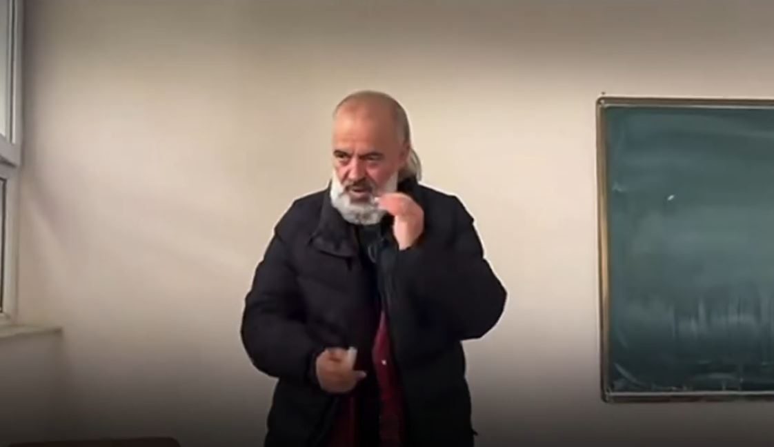 Policia interviston arsimtarin që ekspozoi thikën në klasë 