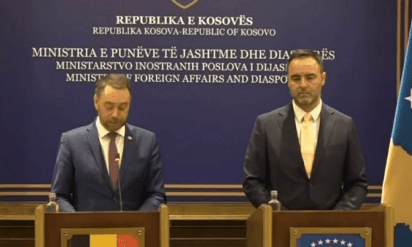 Konjufca akuzon Lajçakun se e kushtëzoi hyrjen në KiE me Asociacionin