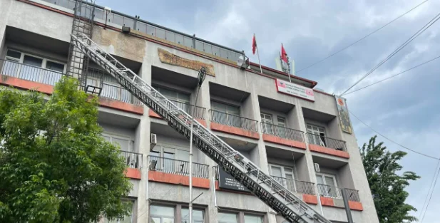 Bie fasada nga objekti i OVL UÇK-së në Prishtinë