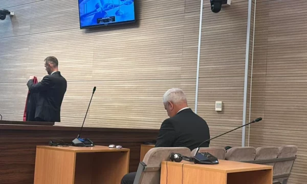 Shtyhet seanca gjyqësore për hedhjen e gazit lotsjellës në Kuvend me kërkesë të Xhelal Sveçlës