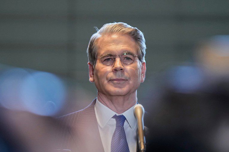 Sekretari i Trump: Kina do të ndikojë në Iran për të hapur Ngushticën e Hormuzit