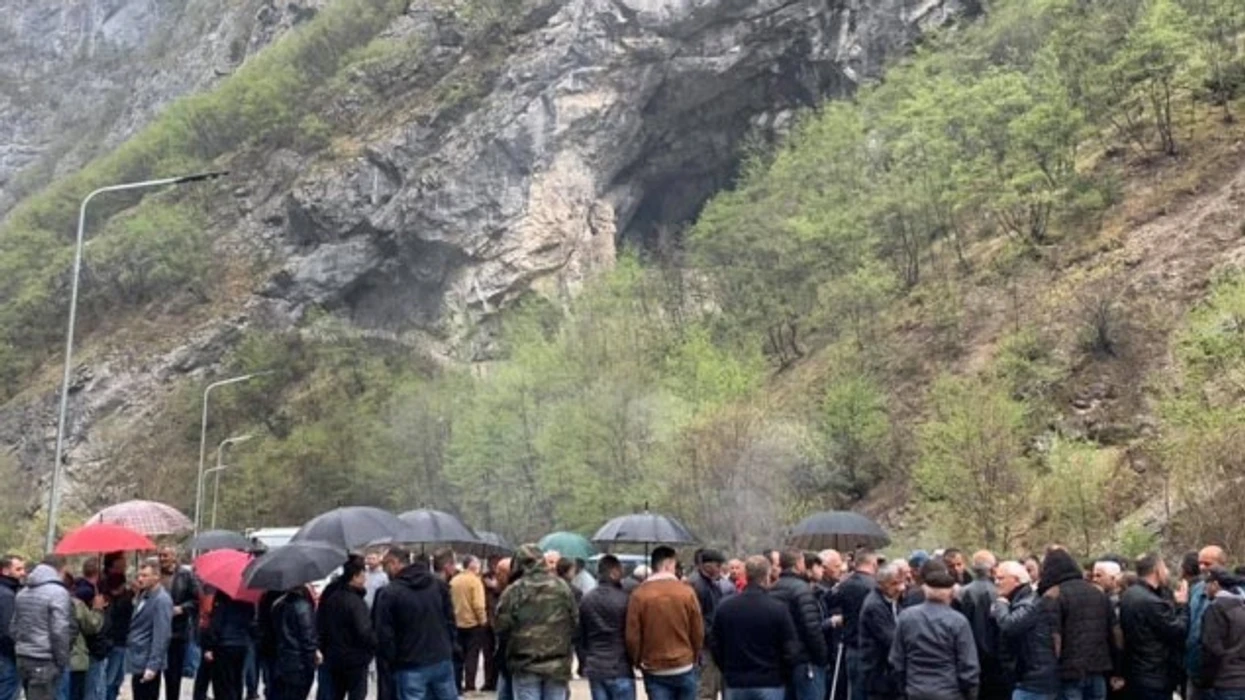 Banorët e Rugovës protestojnë kundër vendimit për ndalimin e ndërtimeve