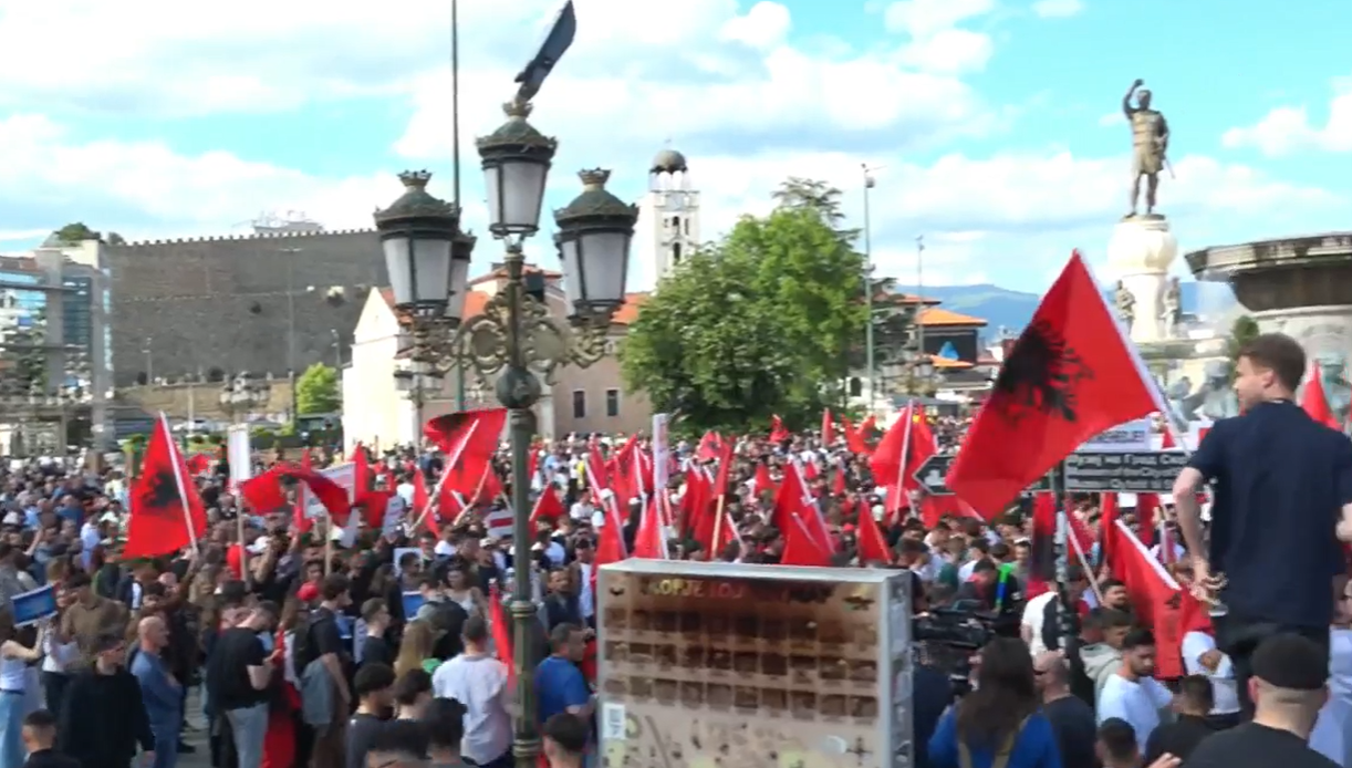 “Kjo gjuhë ka dëshmorë pas vetes” – Nis protesta e studentëve shqiptarë në Shkup