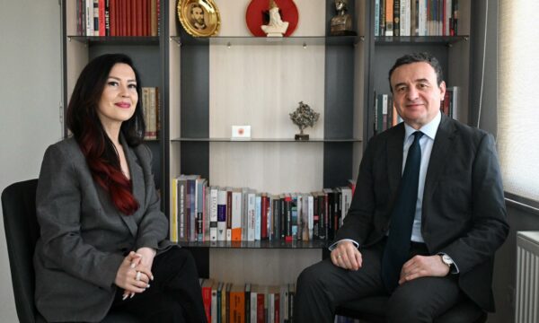 Adelina Tërshani i bashkohet LVV-së, Kurti: Përfaqëson një zë intelektual dhe kritik