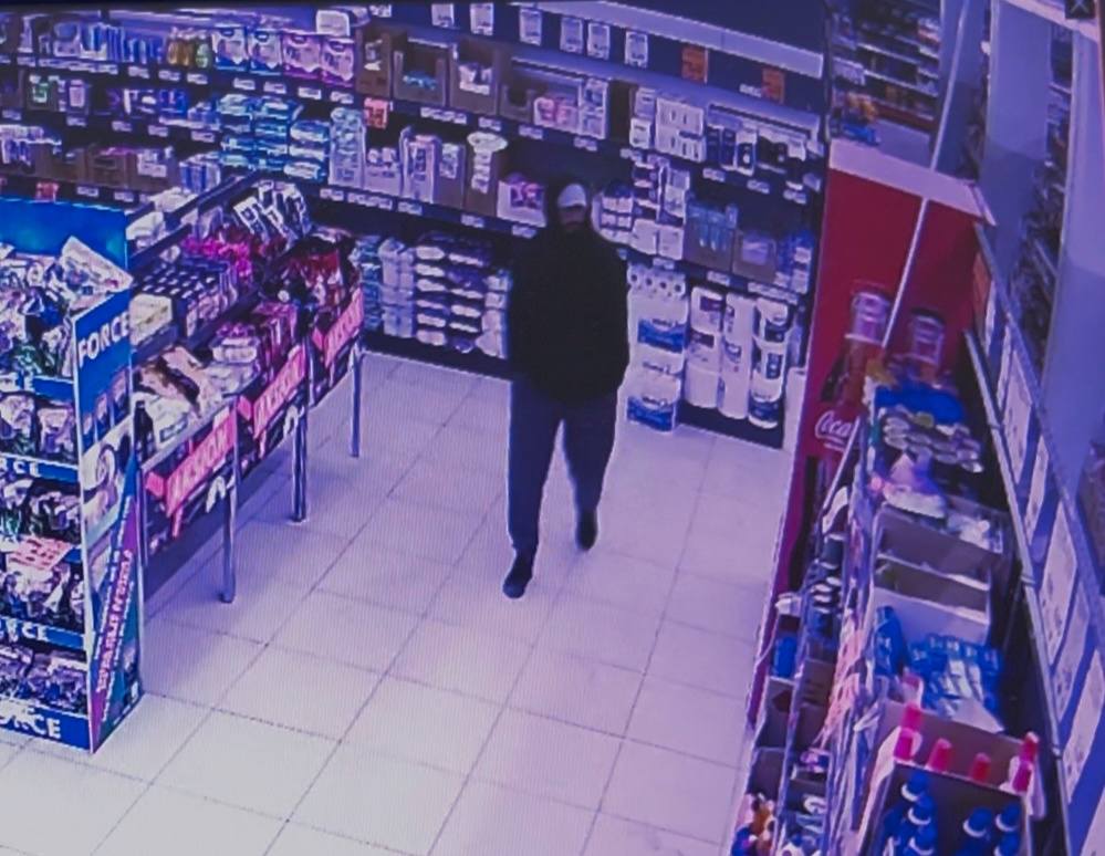 Policia kërkon ndihmë për identifikimin e të dyshuarit për grabitje në Lipjan