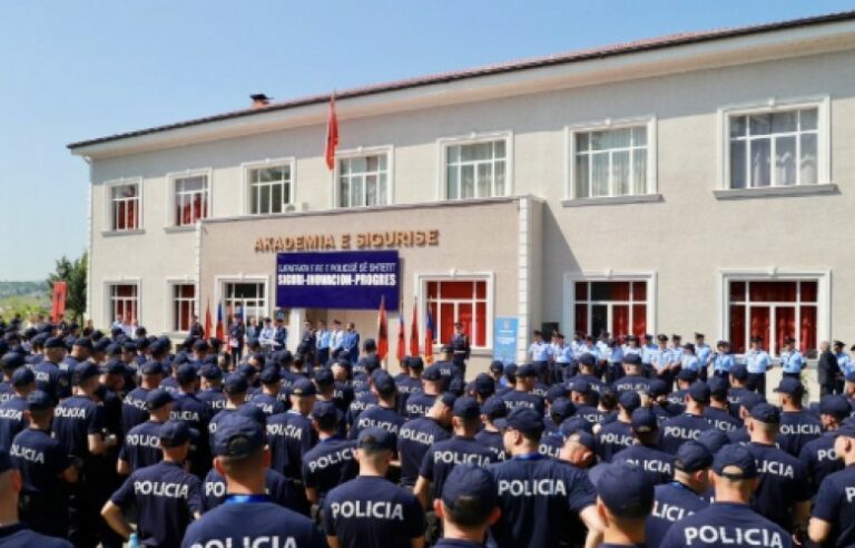 Helmohen 56 studentë të Policisë në Shqipëri – Arrestohen dy persona